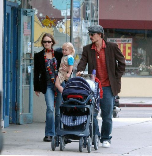 Johnny Depp paseando con su familia por Los Angeles