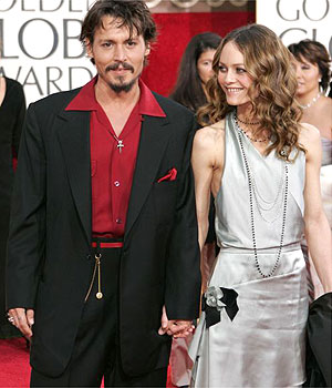 Johnny Depp y su actual pareja y futura mujer, Vanessa Paradis, en la alfombra roja
